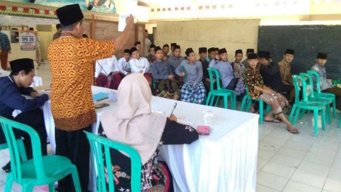 Proses pemungutan suara di Pondok Pesantren Lirboyo, Kediri, Jawa Timur.  