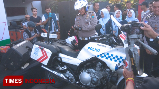 Kanit Laka Lantas Polres Banyuwangi, IPTU Ardhi Bita Kumala saat demonstrasi acara Millenial Road Safety Festival (FOTO: Rizki Alfian/TIMESIndonesia)