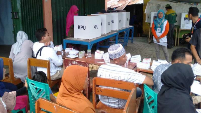 Proses pemungutan suara di salah satu TPS di Mataram, Nusa Tenggara Barat, Rabu, 17 April 2019.