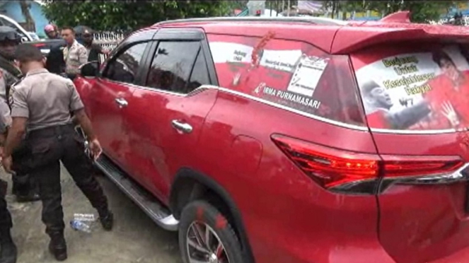Mobil Bupati Manokwari yang masih tertempel stiker caleg diprotes warga