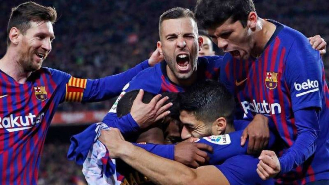 Para pemain Barcelona merayakan gol