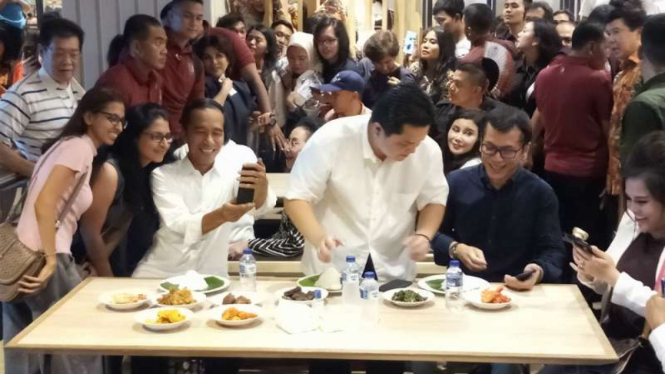 Calon presiden Joko Widodo secara mengejutkan datang ke Mal Grand Indonesia di Jakarta pada Sabtu siang, 20 April 2019.