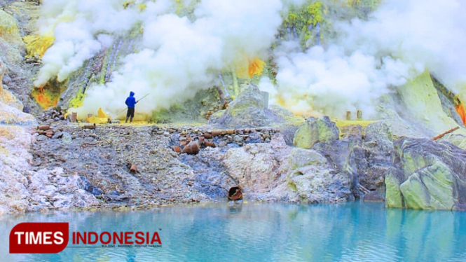 Penambangan Belerang di Kawah Gunung Ijen (Foto : Roghib Marbur/TIMESIndonesia)