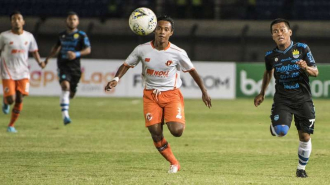 Pemain Persib Bandung, Beckham Putra Nugraha (kanan).
