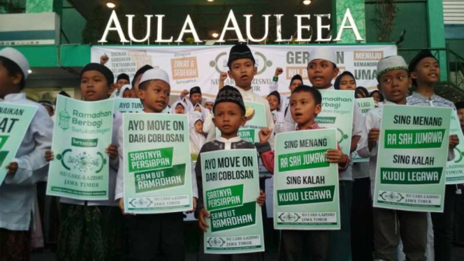 Puluhan anak yatim kampanye damai Ayo Baikan! di depan kantor NU Jatim, Surabaya, pada Sabtu sore, 20 April 2019.