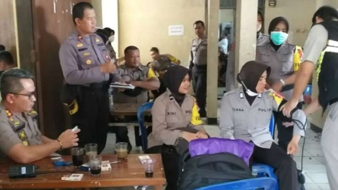 Tim Dokter Dan Kesehatan (Dokkes) Polda Banten mengecek Kesehatan Petugas KPPS