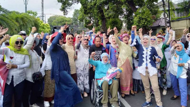 Emak-emak pendukung Prabowo-Sandi unjuk rasa di KPU