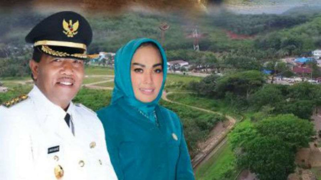 Bupati Mandailing Natal Dahlan Hasan Nasution dan istri