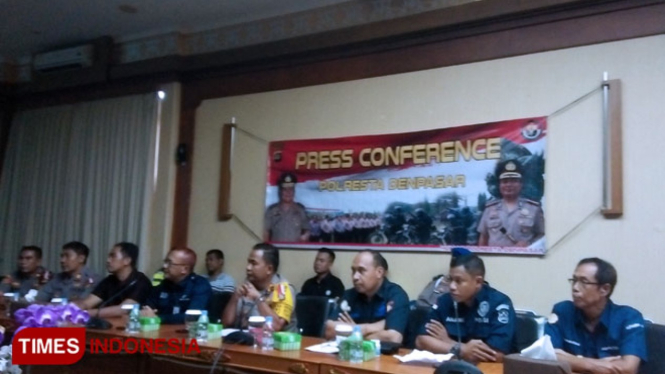 Pihak kepolisian saat menggelar b konferensi pers di Ruang Rapat Jepun, Bandar I Gusti Ngurah Rai, Minggu (21/4/2019).(FOTO Khadafi/TIMES Indonesia).