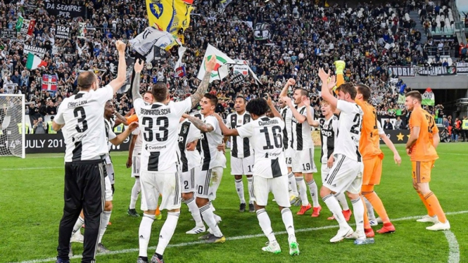 Pemain Juventus merayakan scudetto