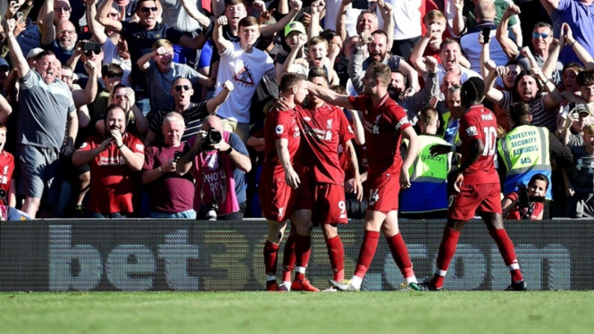 Pemain Liverpool merayakan gol ke gawang Cardiff City