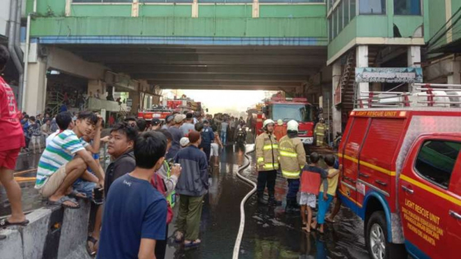 Petugas pemadam kebakaran di pasar Tanah Abang