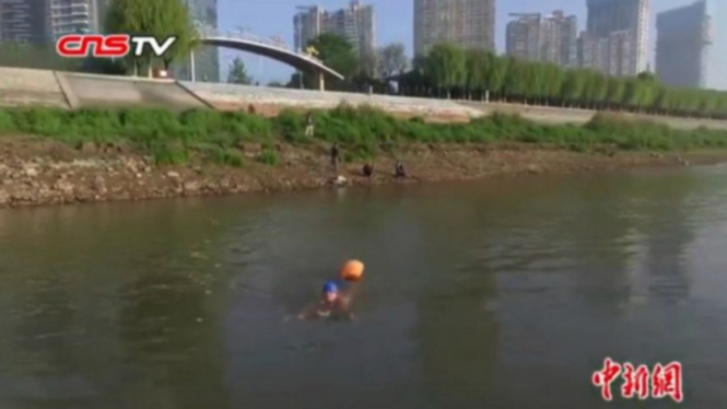 Zhu Biwu berenang di Sungai Yangtze