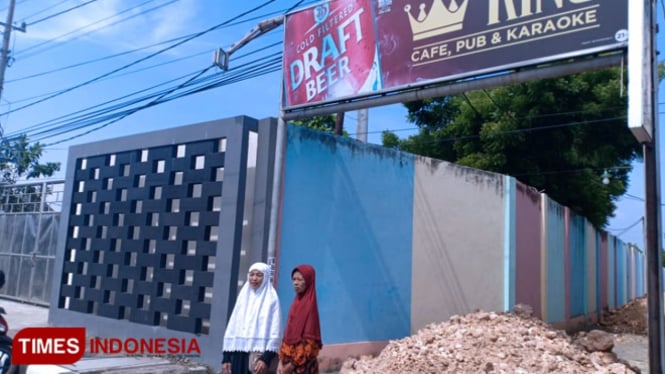 Pintu masuk menuju tempat karaoke di Kabupaten Tuban, yang diblokir warga karena sengketa tanah, Senin, (22/04/2019). (Foto: Achmad Choirudin/TIMESIndonesia)