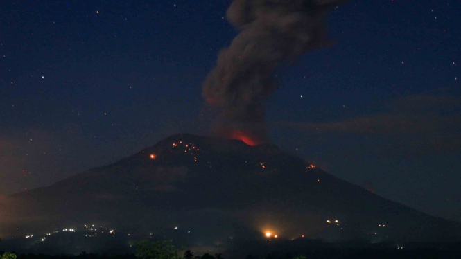 Abu vulkanis dan batu pijar terlontar dari kawah Gunung Agung saat erupsi yang terpantau dari Pos Pengamatan Gunung Api Agung, Karangasem, Bali, Minggu, 21 April 2019.