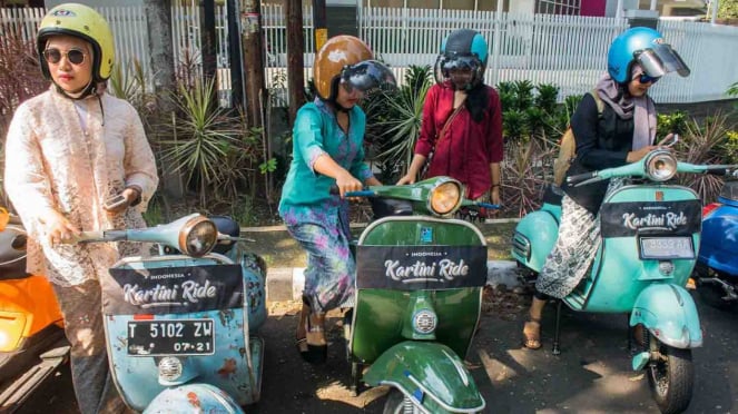 Sejumlah perempuan menyalakan kendaraan skuter vespa saat mengikuti Kartini Ride 2019 di Bandung, Jawa Barat, Minggu, 21 April 2019.