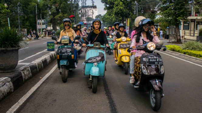 Sejumlah perempuan mengendarai skuter vespa saat mengikuti Kartini Ride 2019 di Bandung, Jawa Barat, Minggu, 21 April 2019.