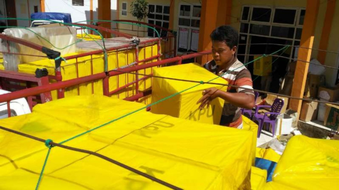 Petugas KPU menata logistik pemilu 2019 di Makassar, Sulawesi Selatan.