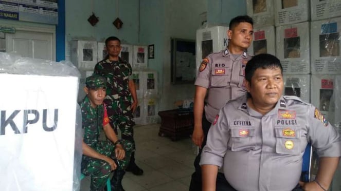 Aparat Polri dan TNI menjaga gudang penyimpanan logistik pemilu di Kabupaten Pesisir Selatan, Sumatera Barat, setelah kebakaran pada Senin dini hari, 22 April 2019.