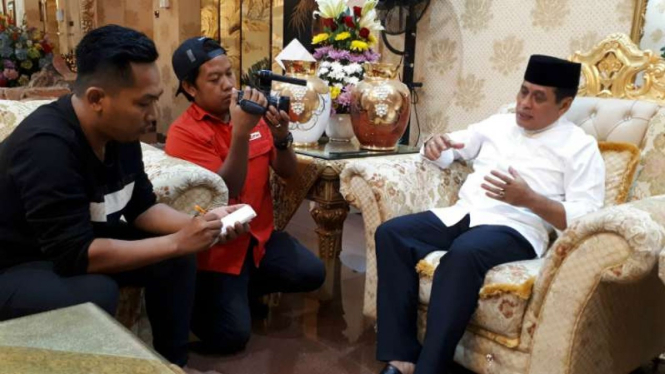 Ketua Partai Golkar Sulawesi Selatan Nurdin Halid berbicara tentang kekalahan Joko Widodo-Ma’ruf Amin dalam pemilu di provinsi itu kepada wartawan di Makassar, Senin, 22 April 2019.