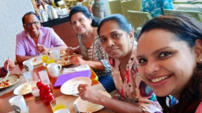 Shantha Mayadunne, seorang chef dan bintang televisi terkenal, terlihat dalam sebuah foto yang diunggah ke Facebook oleh putrinya, Nisanga, sebelum jam 9:00 pagi hari Minggu (21/4/2019), di samping tulisan: "Sarapan Paskah bersama keluarga"