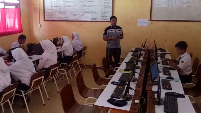 Para siswa peserta UNBK di SMP Negeri 3 Sukamakmur, Kabupaten Bogor, Jawa Barat.