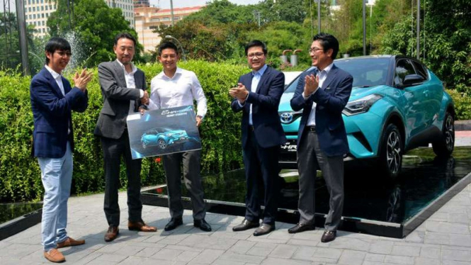 Penyerahan unit Toyota C-HR Hybrid pertama ke konsumen