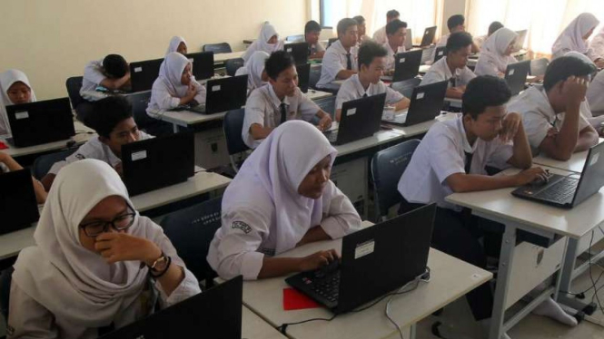 Siswa SMP di Depok tengah ujian nasional, Senin, 22 April 2019.