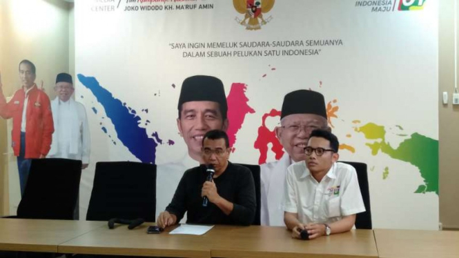 Juru Bicara Tim Kampanye Nasional Joko Widodo-Ma'ruf Amin, Arya Sinulingga, dalam konferensi pers di Rumah Cemara, Jakarta, Senin, 22 April 2019.