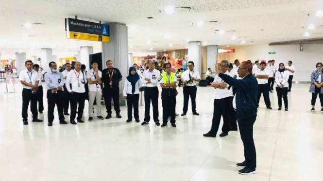 Petugas PT Angkasa Pura menguji coba pengoperasian ruang lapor atau check-in counter di terminal keberangkatan domestik Bandara I Gusti Ngurah Rai di Denpasar, Bali, pada Senin, 22 Apirl 2019.