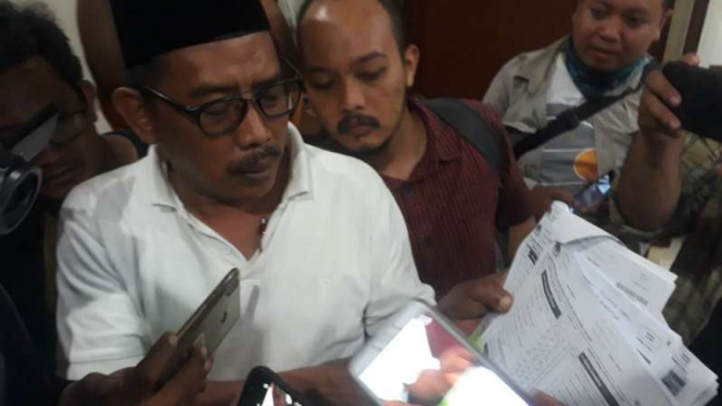 Ketua PKB Surabaya Musyafak Rouf menunjukkan bukti dugaan penggelembungan suara di kantor KPU setempat, Senin, 22 April 2019.
