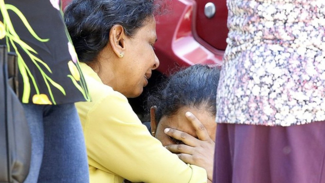 Anggota keluarga korban serangan bom di Kolombo menunggu untuk mendapatkan kabar kapan mereka bisa menerima jenazah korban. - EPA