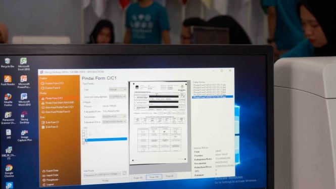 Petugas memproses input data dalam Sistem Informasi Penghitungan Suara (SITUNG) Pemilu 2019 di KPU Tulungagung, Tulungagung, Jawa Timur
