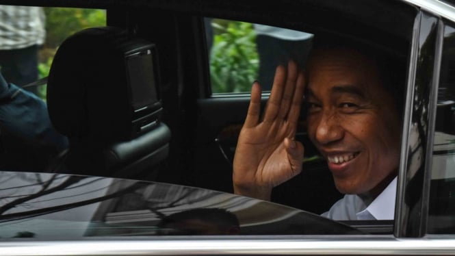 Presiden Joko Widodo melambaikan tangan