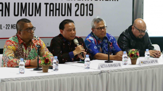 Ketua Bawaslu Abhan (kedua kiri) didampingi Ketua KPU Arief Budiman (kedua kanan), Anggota Bawaslu Fritz Edward Siregar (kiri) dan Komisioner KPU Ilham Saputra (kanan) memberikan keterangan pers tentang rekapitulasi penghitungan perolehan suara Pemilu 201