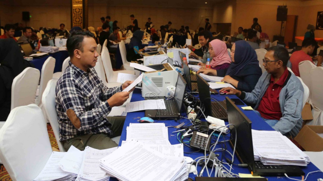 Pekerja memasukkan data ke Sistem Informasi Penghitungan (Situng) DKI Jakarta di Hotel Merlyn Park, Jakarta