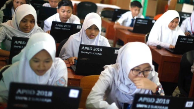 Sejumlah siswa Sekolah Menengah Pertama (SMP) mengikuti Ujian Nasional Berbasis Komputer (UNBK) di SMP N 2 Sukaraja, Bogor, Jawa Barat