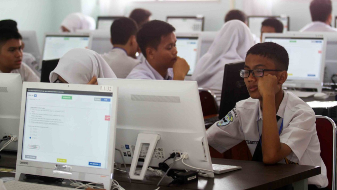 Sejumlah siswa Sekolah Menengah Pertama (SMP) Tujuh mengikuti Ujian Nasional Berbasis Komputer (UNBK) 2019, di Padang, Sumatera Barat