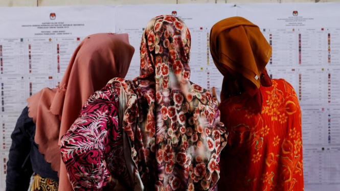 Para pemilih di Bogor, Jawa Barat, mengecek nama-nama caleg di pemilu 2019. Persaingan di Bogor termasuk yang paling ketat. - Reuters