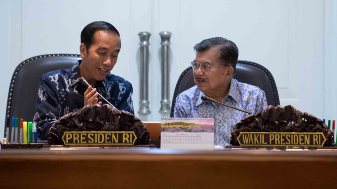 Presiden Joko Widodo (kiri) bersama Wakil Presiden Jusuf Kalla (kanan) memimpin rapat terbatas tentang ketersediaan anggaran dan pagu indikatif tahun 2020 di Kantor Presiden, Jakarta