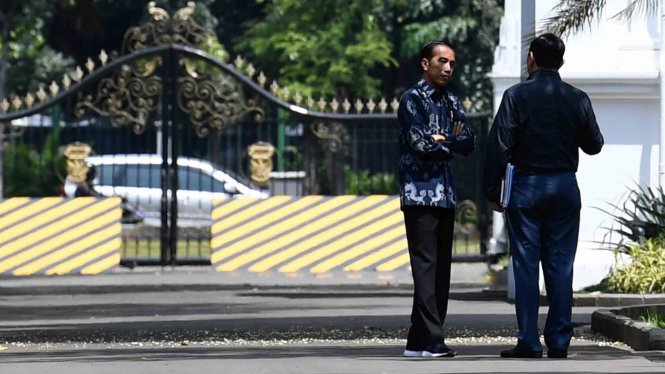 Presiden Joko Widodo (kiri) berbincang dengan Menteri Koordinator bidang Kemaritiman Luhut Panjaitan (kanan) usai rapat terbatas tentang ketersediaan anggaran dan pagu indikatif tahun 2020 di Kompleks Istana Kepresidenan, Jakarta