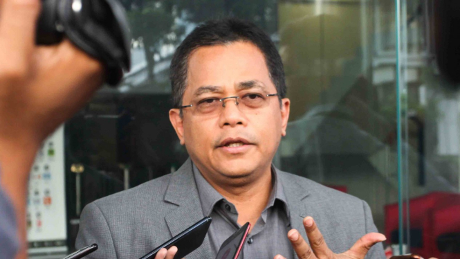 Sekretaris Jenderal DPR Indra Iskandar menjawab pertanyaan wartawan 