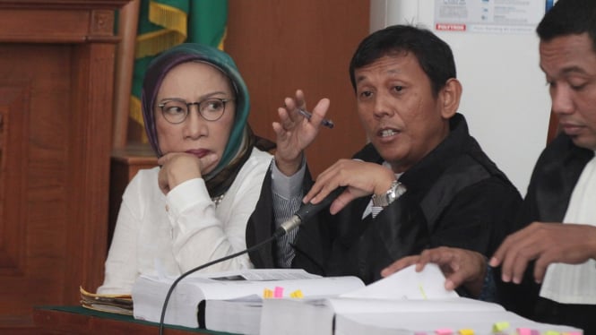 Terdakwa kasus dugaan penyebaran berita bohong atau hoaks Ratna Sarumpaet (kiri) didampingi penasehat hukumnya saat mengikuti sidang lanjutan di PN Jakarta Selatan, Jakarta, Selasa, 23 April 2019.