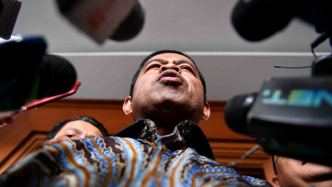 Terdakwa kasus dugaan suap proyek PLTU Riau-1 Idrus Marham memberikan keterangan kepada wartawan seusai menjalani sidang putusan di Pengadilan Tipikor, Jakarta Pusat, Selasa, 23 April 2019.
