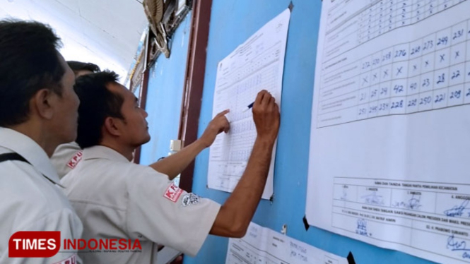 Proses rekapitulasi suara oleh PPK di Kecamatan Kraksaan, Kabupaten Probolinggo.(FOTO: Dicko W/TIMES Indonesia)