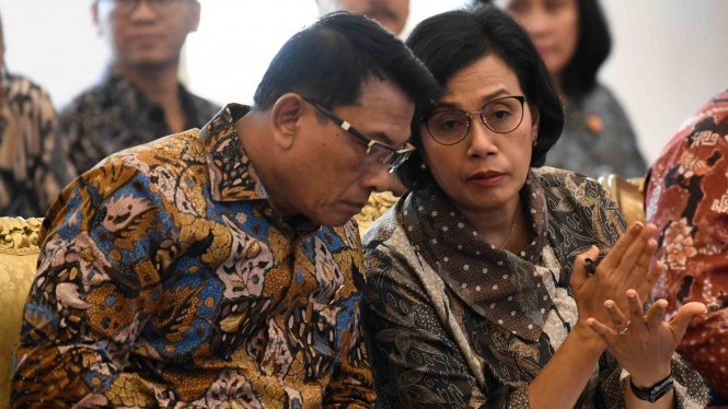 Menteri Keuangan Sri Mulyani berbincang dengan Kepala Staf Presiden Moeldoko.