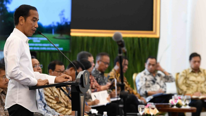 Presiden Joko Widodo (kedua kiri) menyampaikan arahan saat Sidang Kabinet Paripurna tentang ketersediaan anggaran dan pagu indikatif 2020 di Istana Bogor, Jawa Barat