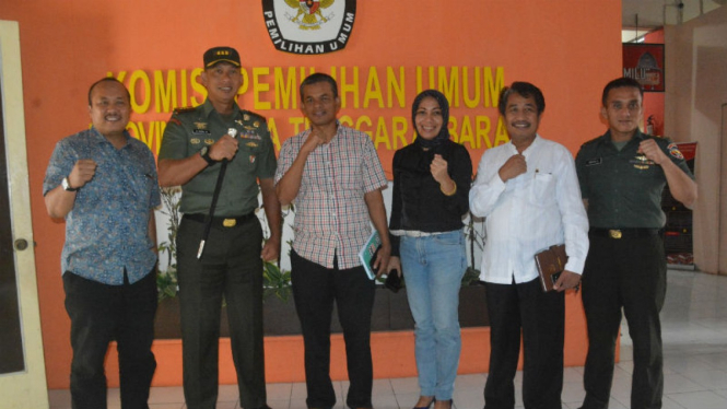 Danrem 162/WB Kolonel Czi Ahmad Rizal Ramdhani bersama anggota KPU NTB