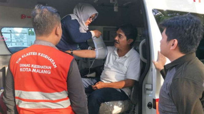 Petugas KPPS di Malang diperiksa kondisi kesehatannya beberapa waktu lalu.