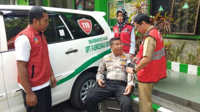 Petugas yang mengawasi penghitungan suara di Malang, dicek kondisi kesehatannya.